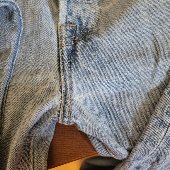 32x32 distressed Levi's Jeans - Picture 7 of 8